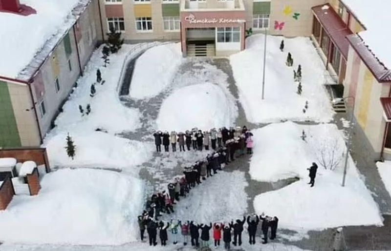 Langveik börn sem dvelja á spítala í Kazan mynda „Z“ í snjónum fyrir utan spítalann. Mynd: Twitter